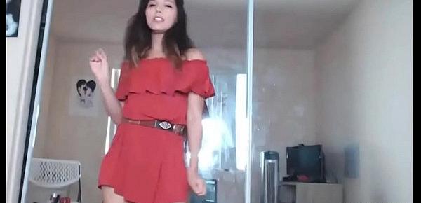  Hot chinese girl likes the dildo in her pussy on webcam
